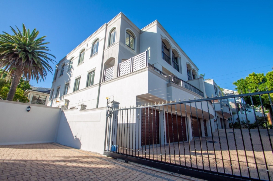 6 Bedroom Property for Sale in Fresnaye Western Cape